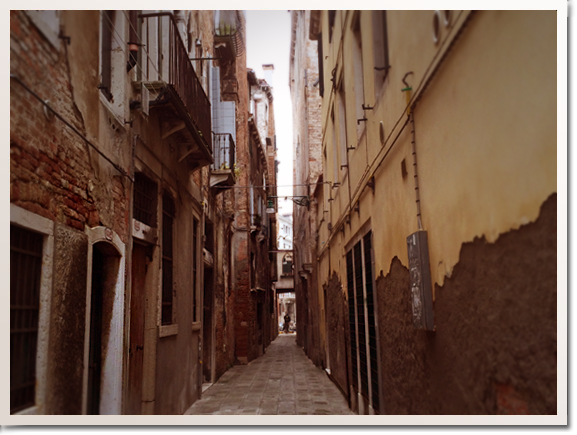 narrow alley Venice